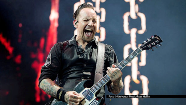 Bis mindestens 2028 ist die Deutsche Telekom mit MagentaMusik der Streamingpartner des Festivals Rock am Ring. Auf MagentaTV gibt’s kostenlose Übertragungen aus der Eifel, wo in diesem Jahr u.a. Volbeat mit Frontmann Michael Poulsen sowie die Bands Linkin Park und Iron Maiden auftreten. (Foto © Universal Music/Ross Halfin)