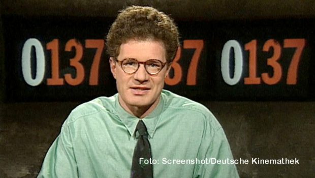 Die Talk-Sendung „0137“ beim Pay-TV-Anbieter Premiere war 1991 das Fernsehdebüt des Publizisten Roger Willemsen. Die Deutsche Kinemathek macht nun 130 Ausgaben der Sendung in ihrem Archiv verfügbar. Zum Start des Schwerpunkts gibt’s am 6. Oktober ein Gespräch mit u.a. Sandra Maischberger und Friedrich Küppersbusch. (Foto: Screenshot/Deutsche Kinemathek)