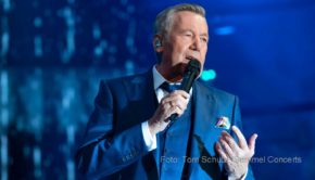 Eine neue Ausgabe der Talkshow „Maischberger. Die Woche“ läuft am heutigen 17. November im Ersten. Gäste von Moderatorin Sandra Maischberger sind diesmal u.a. der Sänger Roland Kaiser sowie der bayerische Ministerpräsident und CSU-Chef Markus Söder. (Foto: Tom Schulze/Semmel Concerts)