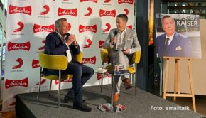 Schlagerstar Roland Kaiser stellte in einem Interview mit Moderator Sven Lorig offiziell sein neues Album vor. Bei dem Event für geladene Gäste im Berliner Fernsehturm gab’s auch musikalische Kostproben aus „Perspektiven“. Der Longplayer ist ab dem 2. September erhältlich. (Foto: smalltalk)