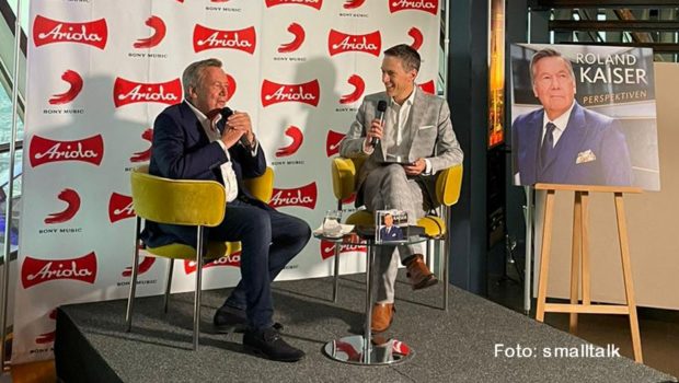 Schlagerstar Roland Kaiser stellte in einem Interview mit Moderator Sven Lorig offiziell sein neues Album vor. Bei dem Event für geladene Gäste im Berliner Fernsehturm gab’s auch musikalische Kostproben aus „Perspektiven“. Der Longplayer ist ab dem 2. September erhältlich. (Foto: smalltalk)