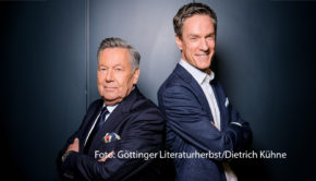 Am 4. November las Sänger Roland Kaiser im Rahmen des Göttinger Literaturherbstes einige Passagen seines im vergangenen April erschienenem Werk „Live – Das Roadbook“ vor. Gemeinsam mit Moderator Sven Lorig gab der Schlagerstar einen intensiven Einblick hinter die Kulissen seiner Musikkarriere. (Foto: Göttinger Literaturherbst/Dietrich Kühne)