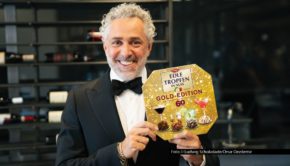 Spitzenkoch Roland Trettl hat sich in Schale geworfen, um mit Ludwig Schokolade das 60. Jubiläum der „Edlen Tropfen in Nuss“ zu feiern. Zum runden Geburtstag sponsert die Marke die Vox-Datingshow „First Dates“. Obendrein gibt’s die „Gold-Edition“ und zwei neue TV-Spots. Foto © Ludwig Schokolade/Onur Oezdemir