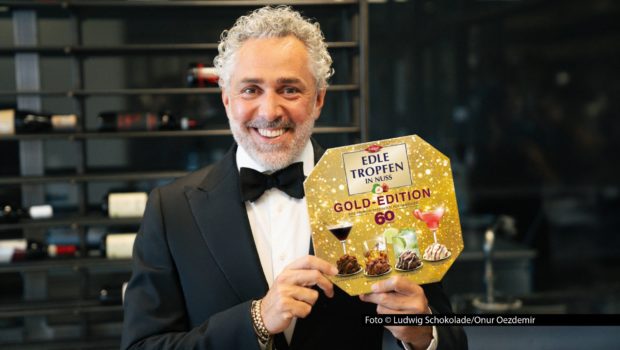 Spitzenkoch Roland Trettl hat sich in Schale geworfen, um mit Ludwig Schokolade das 60. Jubiläum der „Edlen Tropfen in Nuss“ zu feiern. Zum runden Geburtstag sponsert die Marke die Vox-Datingshow „First Dates“. Obendrein gibt’s die „Gold-Edition“ und zwei neue TV-Spots. Foto © Ludwig Schokolade/Onur Oezdemir