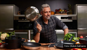 Im „First Dates Hotel“ auf Mallorca begrüßen Spitzenkoch Roland Trettl, Rezeptionistin Aline Marie Rademacher und Cocktail-Spezialist Nic Shanker am heutigen Abend um 20:15 Uhr bei Vox wieder Singles auf der Suche nach der ganz großen Liebe. Außerdem ist ab heute Trettls Masterpro-Küchenzubehör-Kollektion bei Lidl erhältlich. (Foto: Oleksii Zakharov)