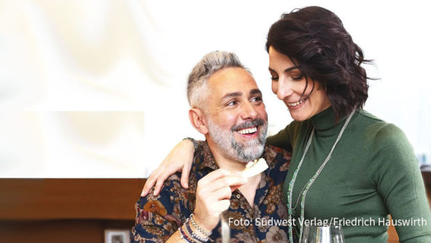 Ende Oktober erscheint im Südwest Verlag der zweite Band von „Kochen zu zweit – Rezepte für genussvolle Momente“ von Dani und Roland Trettl. Auf Instagram rufen die beiden ihre Follower dazu auf, sich mit Fragen inhaltlich einzubringen. (Foto: Südwest Verlag/Friedrich Hauswirth)