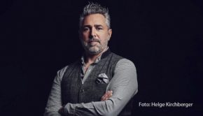 „First Dates“-Gastgeber Roland Trettl freut sich schon auf die neue „Let’s Dance“-Staffel. Demnächst schwingt der Starkoch in der RTL-Show das Tanzbein. Mit dabei sind insgesamt 14 Promis, darunter Christine Neubauer, Ben Zucker, Fabian Hambüchen, Selfiesandra und Simone Thomalla. (Foto: Helge Kirchberger)