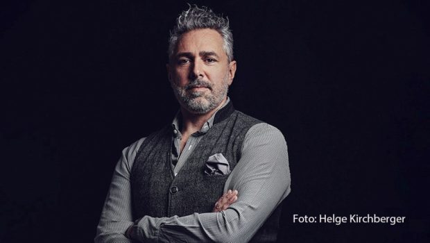 „First Dates“-Gastgeber Roland Trettl freut sich schon auf die neue „Let’s Dance“-Staffel. Demnächst schwingt der Starkoch in der RTL-Show das Tanzbein. Mit dabei sind insgesamt 14 Promis, darunter Christine Neubauer, Ben Zucker, Fabian Hambüchen, Selfiesandra und Simone Thomalla. (Foto: Helge Kirchberger)