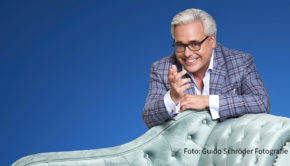 Wie man Stressmomente des Lebens ganz locker umschiffen kann, erklärt der TV-Psychologe Rolf Schmiel in seinem neuen Buch „Psychohacks“. Sein Ratgeber-Werk erscheint bei Edel Books und ist ab dem 4. März erhältlich. (Foto: Guido Schröder Fotografie)