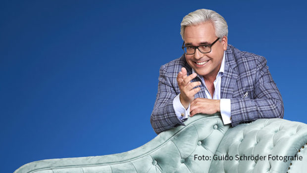 Wie man Stressmomente des Lebens ganz locker umschiffen kann, erklärt der TV-Psychologe Rolf Schmiel in seinem neuen Buch „Psychohacks“. Sein Ratgeber-Werk erscheint bei Edel Books und ist ab dem 4. März erhältlich. (Foto: Guido Schröder Fotografie)