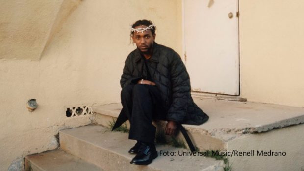 Superstar Kendrick Lamar ist einer der Haupt-Acts bei der Deutschland-Premiere von Rolling Loud. Das Hip-Hop-Festival findet ab dem 7. Juli an drei Tagen auf dem Messegeländen in München-Riem statt. Die Telekom überträgt das Geschehen von dort live auf MagentaTV und MagentaMusik. (Foto: Universal Music/Renell Medrano)