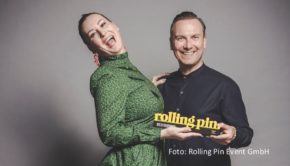 Für ihr RTL-Format „Raue – Der Restaurantretter“ wurden Katharina und Tim Raue in Graz mit dem „Rolling Pin.Award Austria“ in der Kategorie „Best TV-Entertainment“ ausgezeichnet. Das Ehepaar kündigte für den 16. Juli den Start einer neuen Staffel der Reihe an. (Foto: Rolling Pin Event GmbH)