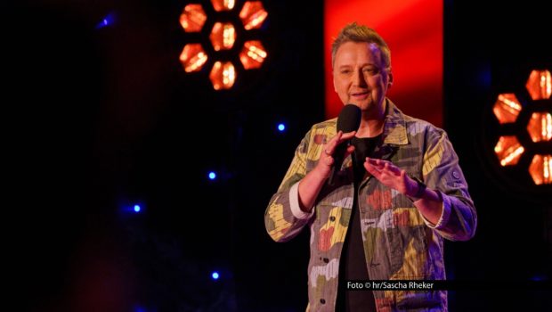 Am 9. Februar zeigt das hr-Fernsehen ab 21:45 Uhr die diesjährige Ausgabe von „Rosa Wölkchen“. Die queere Fastnachtsshow wird von Drag-Künstlerin Elke Winter präsentiert. Auf der Gästeliste stehen u.a. der Comedian Ole Lehmann sowie die Musikgruppe Großstadtengel. Foto © hr/Sascha Rheker