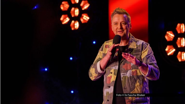 Am 9. Februar zeigt das hr-Fernsehen ab 21:45 Uhr die diesjährige Ausgabe von „Rosa Wölkchen“. Die queere Fastnachtsshow wird von Drag-Künstlerin Elke Winter präsentiert. Auf der Gästeliste stehen u.a. der Comedian Ole Lehmann sowie die Musikgruppe Großstadtengel. Foto © hr/Sascha Rheker