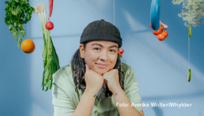 Die queere Food-Bloggerin Rosa Roderigo erreicht mit ihren veganen Köstlichkeiten via Instagram über 80.000 Follower. Nun nimmt das ZDF ihr Format „Rosa kocht grün“ ab dem heutigen 2. Mai ins funk-Netzwerk auf. (Foto: Annika Wolter/Whylder)