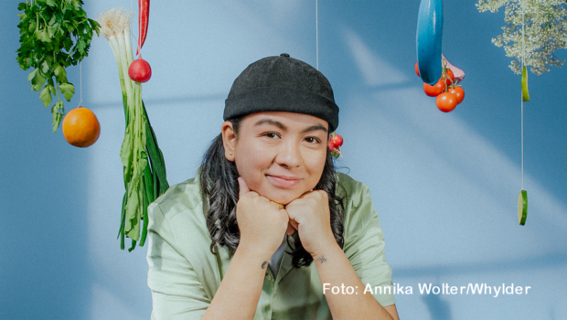 Die queere Food-Bloggerin Rosa Roderigo erreicht mit ihren veganen Köstlichkeiten via Instagram über 80.000 Follower. Nun nimmt das ZDF ihr Format „Rosa kocht grün“ ab dem heutigen 2. Mai ins funk-Netzwerk auf. (Foto: Annika Wolter/Whylder)