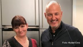 Eine neue Mission in der Kabel Eins-Serie „Rosins Restaurants“ führt Spitzenkoch Frank Rosin am 23. Juni nach Dortmund. Von dort hat ihn ein Hilferuf von Doro Kube erreicht, die die Gastronomie im Clubhaus eines Tennisvereins führt. (Kabel Eins)