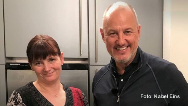 Eine neue Mission in der Kabel Eins-Serie „Rosins Restaurants“ führt Spitzenkoch Frank Rosin am 23. Juni nach Dortmund. Von dort hat ihn ein Hilferuf von Doro Kube erreicht, die die Gastronomie im Clubhaus eines Tennisvereins führt. (Kabel Eins)