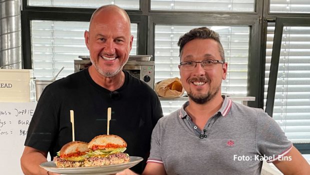 Erst Trainer, dann Gastronom: In Neumarkt in der Oberpfalz betreibt Jörg Stützinger „dAS Vereinsheim“ für den Sportverein ASV. Doch wirklich gut läuft es bislang nicht. Spitzenkoch Frank Rosin versucht in „Rosins Restaurants“ auf Kabel Eins, das Lokal auf den richtigen Weg zu bringen. (Foto: Kabel Eins)