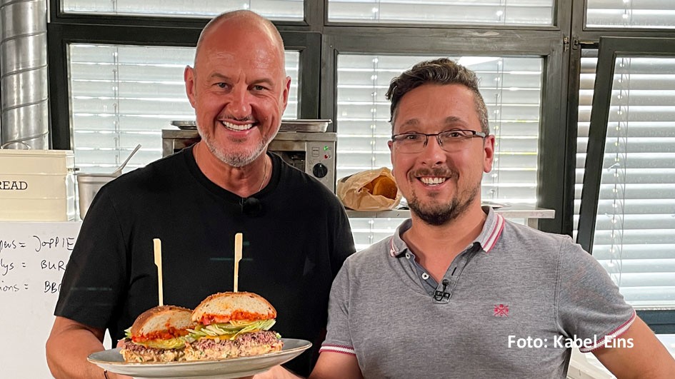 Erst Trainer, dann Gastronom: In Neumarkt in der Oberpfalz betreibt Jörg Stützinger „dAS Vereinsheim“ für den Sportverein ASV. Doch wirklich gut läuft es bislang nicht. Spitzenkoch Frank Rosin versucht in „Rosins Restaurants“ auf Kabel Eins, das Lokal auf den richtigen Weg zu bringen. (Foto: Kabel Eins)