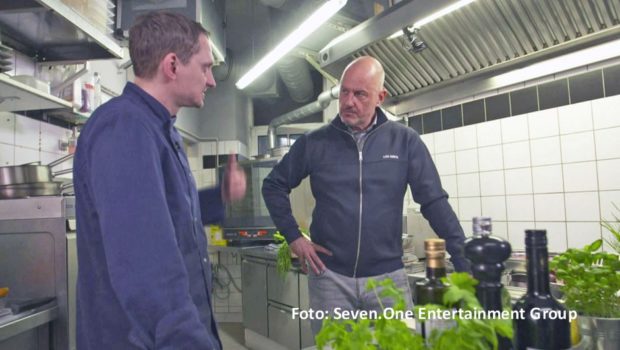 Im „Linas“ im Berliner Szeneviertel Prenzlauer Berg läuft‘s für Küchenmeister Michael und sein Team alles andere als rosig. Kabel Eins-Coach Frank Rosin versucht am 19. Oktober in einer neuen Folge von „Rosins Restaurants“ herauszufinden, wo die Probleme liegen. (Foto: Seven.One Entertainment Group)