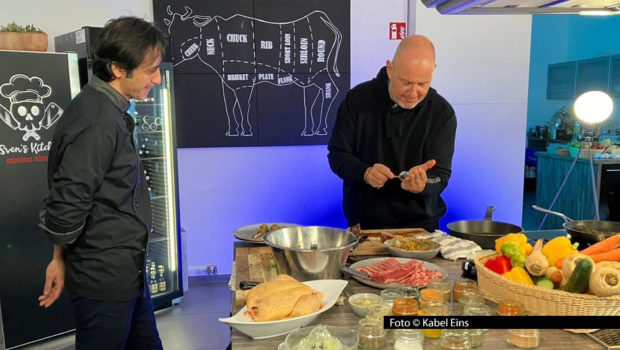 Der Auftakt zur neuen Staffel der Kabel-Eins-Reihe „Rosins Restaurants“ führt Sternekoch Frank Rosin und sein Team ins „LeCoq“ in Haan. Dort bringt Küchenchef Reza im liebevoll gestalteten Ambiente leckere Speisen auf den Tisch. Die Gäste bleiben aber dennoch aus. Foto: Kabel Eins