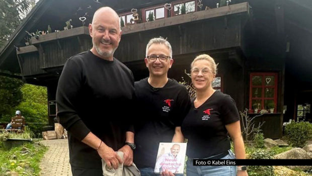 Braunlage im Harz steht am 2. Oktober bei Kabel Eins auf dem Reiseplan des „Rosins Restaurants“-Teams. Sternekoch Frank Rosin versucht herauszufinden, warum es für die Betreiber Jan und Petra im idyllisch gelegenen „Waldcafé Forellenteich“ alles andere als rund läuft. Foto:Kabel Eins