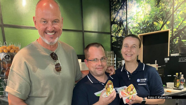 Am 12. Juni zeigt Kabel Eins eine weitere Folge der Doku-Soap „Rosins Restaurants“. Sternekoch Frank Rosin und sein Team absolvieren einen Coaching-Einsatz im hessischen Eiterfeld. Dort stecken Christoph und Alexandra mit ihrem „Zentgrafs Imbiss“ in Schwierigkeiten. Foto © Kabel Eins