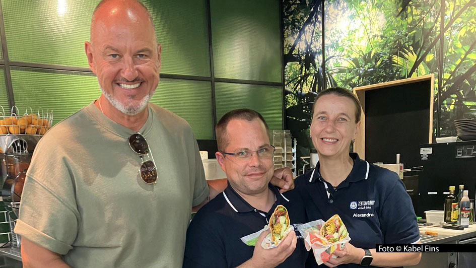 Am 12. Juni zeigt Kabel Eins eine weitere Folge der Doku-Soap „Rosins Restaurants“. Sternekoch Frank Rosin und sein Team absolvieren einen Coaching-Einsatz im hessischen Eiterfeld. Dort stecken Christoph und Alexandra mit ihrem „Zentgrafs Imbiss“ in Schwierigkeiten. Foto © Kabel Eins