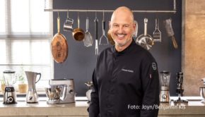 Eine weitere Folge der Doku-Soap „Rosins Restaurants“ führt Spitzenkoch Frank Rosin und sein Helferteam am 12. Dezember ins oberbayerische Wald an der Alz. Dort wollen die Gastronomie-Quereinsteiger Ben und Sandra ein traditionsreiches Gasthaus als Dorf-Treffpunkt erhalten. (Foto: Joyn/Benjamin Kis)