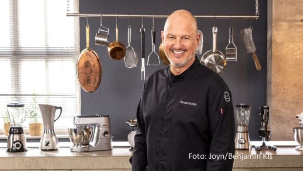 Eine weitere Folge der Doku-Soap „Rosins Restaurants“ führt Spitzenkoch Frank Rosin und sein Helferteam am 12. Dezember ins oberbayerische Wald an der Alz. Dort wollen die Gastronomie-Quereinsteiger Ben und Sandra ein traditionsreiches Gasthaus als Dorf-Treffpunkt erhalten. (Foto: Joyn/Benjamin Kis)