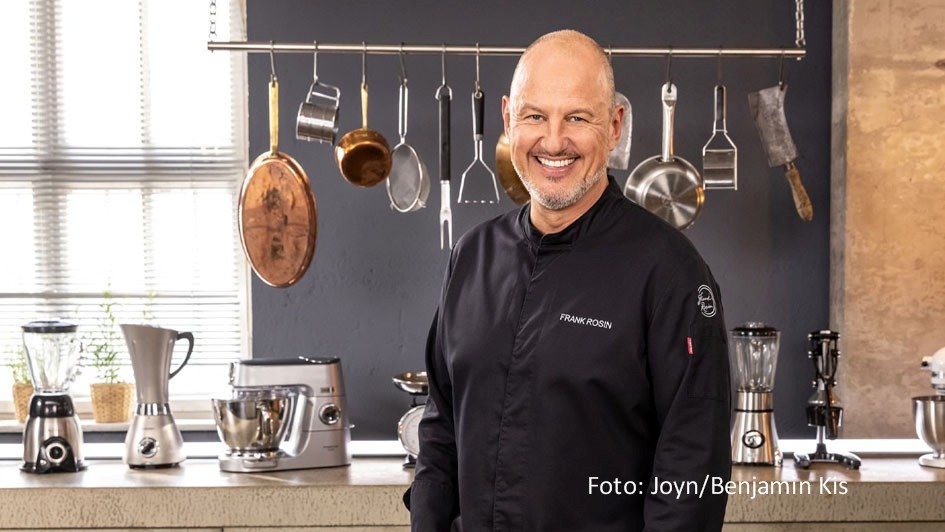 Eine weitere Folge der Doku-Soap „Rosins Restaurants“ führt Spitzenkoch Frank Rosin und sein Helferteam am 12. Dezember ins oberbayerische Wald an der Alz. Dort wollen die Gastronomie-Quereinsteiger Ben und Sandra ein traditionsreiches Gasthaus als Dorf-Treffpunkt erhalten. (Foto: Joyn/Benjamin Kis)