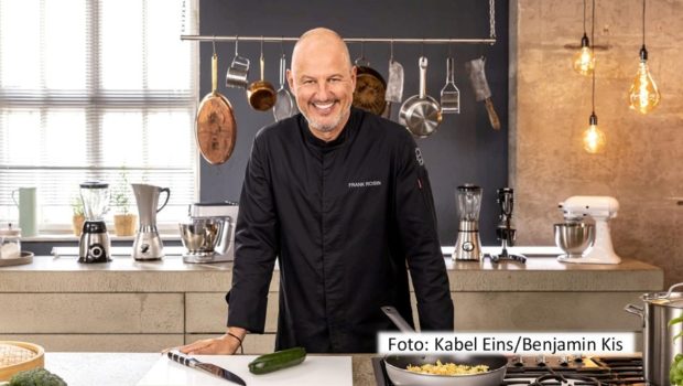 Sternekoch Frank Rosin ist bereit für eine weitere Staffel seines Coaching-Formats „Rosins Restaurants“ auf Kabel Eins. Am 21. September führt ihn die erste neue Folge ins Saarland, wo er seinem gestressten Koch-Kollegen in der „Bisttalstube“ in Wadgassen unter die Arme greift. (Foto: Kabel Eins/Benjamin Kis)