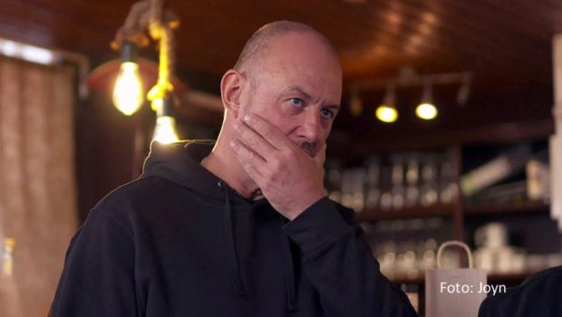 Das Restaurant „Kilian“ in Husum steckt in Schwierigkeiten. Für „Rosins Restaurants“ reist Spitzenkoch Frank Rosin an die Nordsee und versucht, Betreiber Alexander auf den richtigen Weg zu bringen. Dass es dabei eine Menge zu tun gibt, zeigt Kabel Eins am 5. Dezember in der Doku-Soap. (Foto: Joyn)