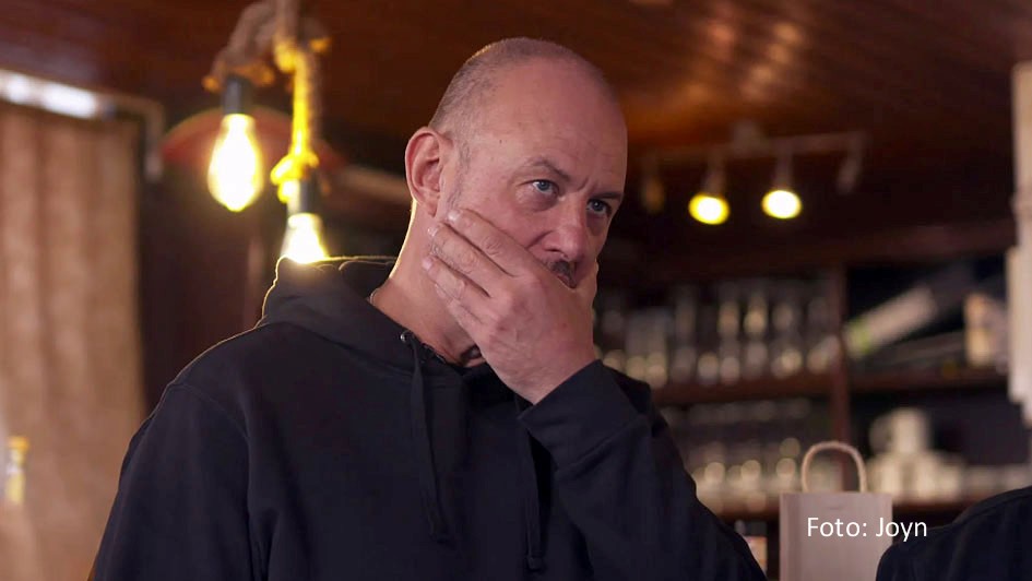 Das Restaurant „Kilian“ in Husum steckt in Schwierigkeiten. Für „Rosins Restaurants“ reist Spitzenkoch Frank Rosin an die Nordsee und versucht, Betreiber Alexander auf den richtigen Weg zu bringen. Dass es dabei eine Menge zu tun gibt, zeigt Kabel Eins am 5. Dezember in der Doku-Soap. (Foto: Joyn)