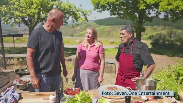 Vor malerischer Kulisse im Stuttgarter Umland begibt sich Frank Rosin am 11. Januar in einer neuen Folge von „Rosins Restaurants“ auf Coaching-Mission. Betreiberin Lubica Schulz und Koch Antonio Amador vom Naturfreundehaus Strümpfelbach brauchen seine Unterstützung. (Foto: Seven.One Entertainment)