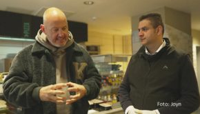 Auf Frank Rosin und sein Team wartet am 28. November eine schwierige Aufgabe. In der Reihe „Rosins Restaurants“ auf Kabel Eins versuchen sie, Gastronom Mohammad im „Star Blue Kitchen“ in Weiden zu helfen. Doch er scheint den Ernst der Lage nicht ganz erkannt zu haben. (Foto: Joyn)