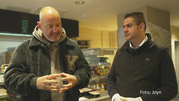 Auf Frank Rosin und sein Team wartet am 28. November eine schwierige Aufgabe. In der Reihe „Rosins Restaurants“ auf Kabel Eins versuchen sie, Gastronom Mohammad im „Star Blue Kitchen“ in Weiden zu helfen. Doch er scheint den Ernst der Lage nicht ganz erkannt zu haben. (Foto: Joyn)