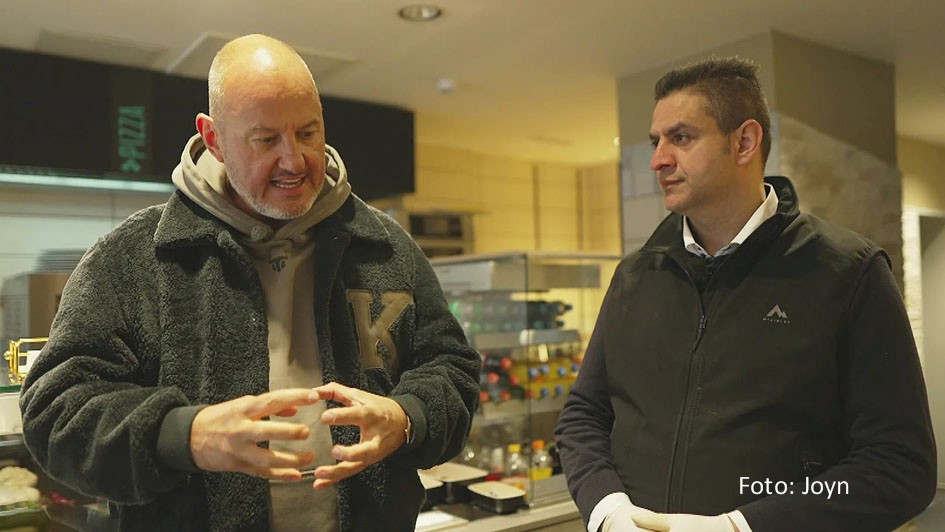 Auf Frank Rosin und sein Team wartet am 28. November eine schwierige Aufgabe. In der Reihe „Rosins Restaurants“ auf Kabel Eins versuchen sie, Gastronom Mohammad im „Star Blue Kitchen“ in Weiden zu helfen. Doch er scheint den Ernst der Lage nicht ganz erkannt zu haben. (Foto: Joyn)