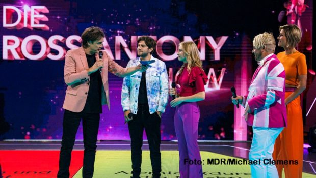 In seiner Samstagabend-Show im MDR und SWR Fernsehen erhält Entertainer Ross Antony am 24. September wieder Unterstützung von Sidekick und Spielleiter Matze Knop. Musikalische Gäste sind u.a. Anna-Maria Zimmermann, Beatrice Egli, Eloy de Jong, Oli.P und Fantasy. (MDR/Michael Clemens)