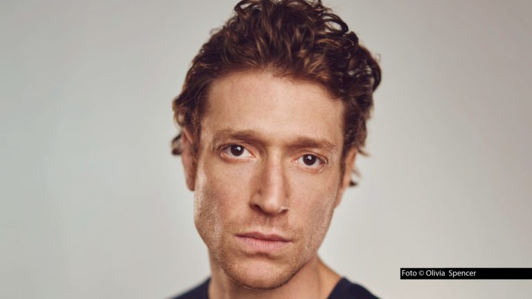 In Bochum startet am 20. August das Kulturfestival Ruhrtriennale. Schauspieler und Sänger Daniel Donskoy ist zum Auftakt im Stück „Rebel Rebel“ mit Songs von David Bowie zu sehen. Regie führt Festivalintendant Ivo Van Hove, der einst selbst mit Bowie zusammengearbeitet hat. (Foto © Olivia Spencer)
