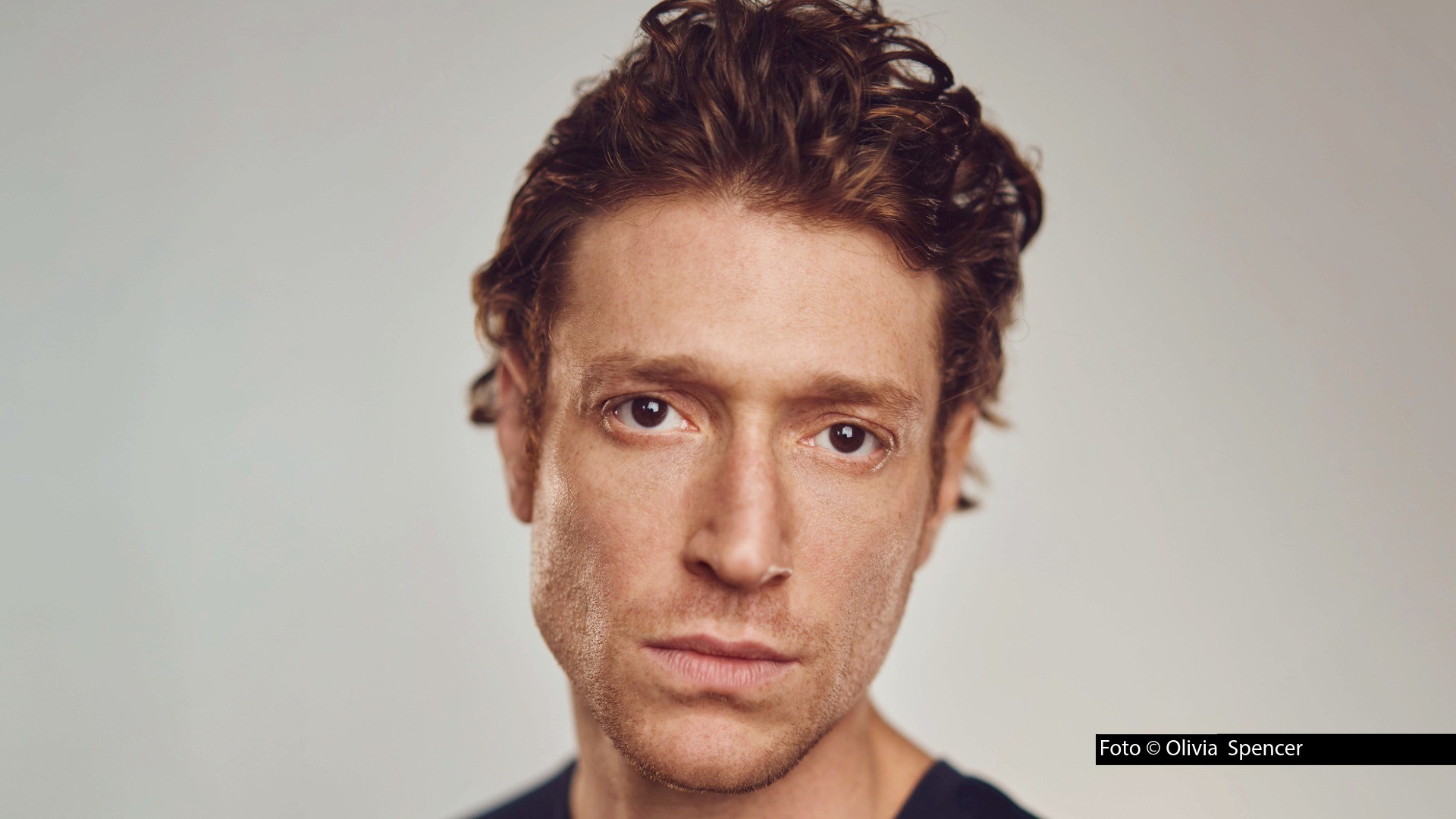 In Bochum startet am 20. August das Kulturfestival Ruhrtriennale. Schauspieler und Sänger Daniel Donskoy ist zum Auftakt im Stück „Rebel Rebel“ mit Songs von David Bowie zu sehen. Regie führt Festivalintendant Ivo Van Hove, der einst selbst mit Bowie zusammengearbeitet hat. (Foto © Olivia Spencer)