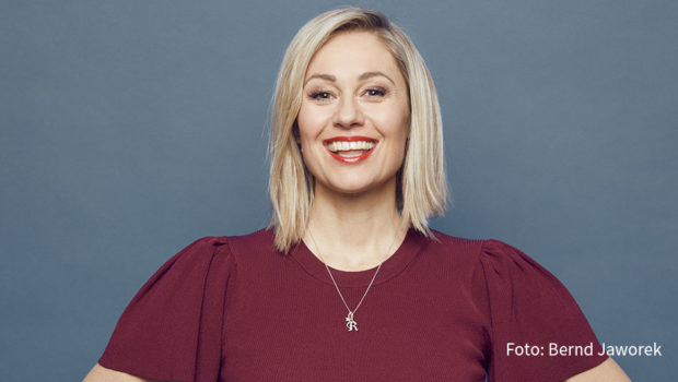 Mit dem Podcaster Ravi Walia spricht Moderatorin Ruth Moschner darüber, wie Social Media auch die TV-Welt verändert hat. Ein weiteres Thema ist Machtmissbrauch in den Medien. Moschner: „Auch ich habe schon einen Job verloren, weil ich eben nicht mitgemacht habe.“ (Foto: Bernd Jaworek)