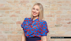 Moderatorin Ruth Moschner ist in der neuen Folge des Podcasts „(K)ein Kinderwunsch“ zu Besuch. Gemeinsam mit Gastgeberin Verena Kleinmann spricht sie offen darüber, warum sie für sich nie den Wunsch hatte, Mutter zu werden. Das ganze Gespräch ist ab sofort in der ARD-Audiothek verfügbar. Foto © Bernd Jaworek