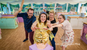 „Das große Backen“ geht am 17. Oktober ins Finale. In der alles entscheidenden Runde müssen die Kandidatinnen und Kandidaten Monika, Erika, Sandra und Theodor zeigen, wer in diesem Jahr den Titel „Beste Hobbybäckerin“ bzw. „Bester Hobbybäcker“ verdient hat. (Foto: Sat.1/Claudius Pflug)