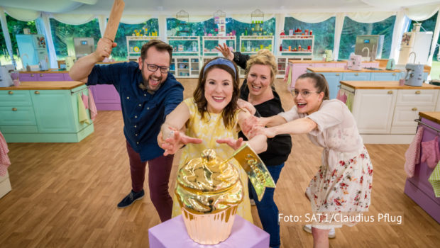 „Das große Backen“ geht am 17. Oktober ins Finale. In der alles entscheidenden Runde müssen die Kandidatinnen und Kandidaten Monika, Erika, Sandra und Theodor zeigen, wer in diesem Jahr den Titel „Beste Hobbybäckerin“ bzw. „Bester Hobbybäcker“ verdient hat. (Foto: Sat.1/Claudius Pflug)