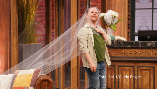 Am 30. Juni starten in Sat.1 neue Folgen der Impro-Comedy „Halbpension mit Schmitz“. Ralf Schmitz und seine Gäste sorgen für jede Menge Spaß. In den kommenden Wochen müssen u.a. Oliver Korittke, Sarah Engels, Rebeca Mir u.v.a. den Anweisungen von Pierre M. Krause folgen. (Foto: Sat.1/Guido Engels)