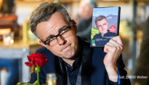 Heute startet in Sat.1 „Schloss Goldbach – Promis viel zu nah“. Das Parodie-Format nimmt u.a. Schauspieler Hans Sigl und den Moderator Markus Lanz ebenso auf die Schippe wie Reality-Star Evelyn Burdecki, Unternehmer Carsten Maschmeyer und Gesundheitsminister Karl Lauterbach. (Foto: Sat.1/Willi Weber)