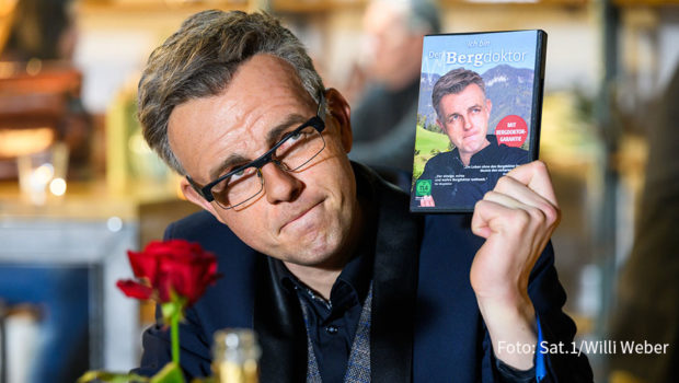 Heute startet in Sat.1 „Schloss Goldbach – Promis viel zu nah“. Das Parodie-Format nimmt u.a. Schauspieler Hans Sigl und den Moderator Markus Lanz ebenso auf die Schippe wie Reality-Star Evelyn Burdecki, Unternehmer Carsten Maschmeyer und Gesundheitsminister Karl Lauterbach. (Foto: Sat.1/Willi Weber)