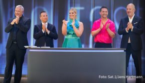 Am heutigen 16. November präsentiert Angelina Kirsch in Sat.1 das große Finale der Jubiläumsstaffel von „The Taste“. Ab 20:15 Uhr müssen die Teams von Alexander Herrmann, Frank Rosin, Alexander Kumptner und Tim Raue ein letztes Mal zeigen, wer den Sieg und somit das Preisgeld von 50.000 Euro sowie ein eigenes Kochbuch verdient hat. (Foto: Sat.1/Jens Hartmann)